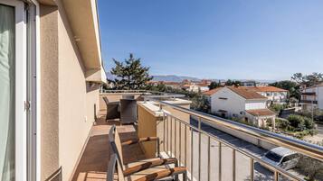 Habitación cuádruple familiar, vista parcial al mar | Terraza o patio