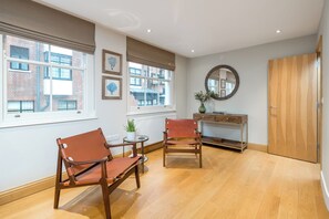 Hus – standard | 3 soverom, skrivebord, skrivebord for bærbar PC og blendingsgardiner