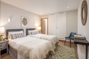 A bedroom with two beds, a desk, a chair, and a wardrobe. - Elegant house near Regent's Park (London)