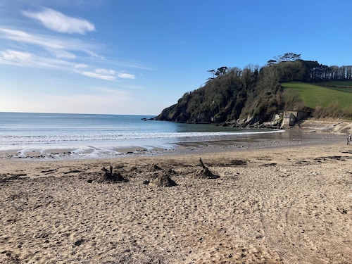 Beautiful 1 bed cottage with courtyard garden a stones throw from the river