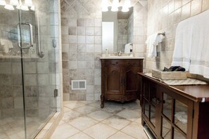Shower, hair dryer, towels, soap - The Raleigh Oakwood Inn Vacation Home (Raleigh)
