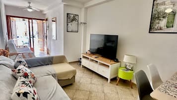 Bungalow, 3 Bedrooms, Terrace, City View | Living area