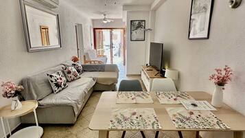 Bungalow, 3 Bedrooms, Terrace, City View | Living area