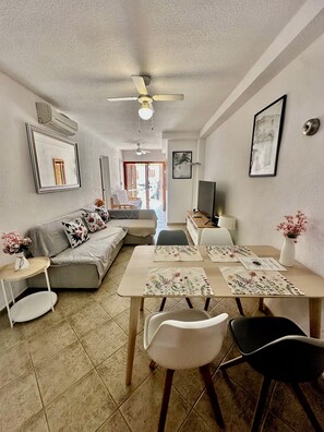 Bungalow, 3 slaapkamers, terras, uitzicht op de stad | Woonruimte