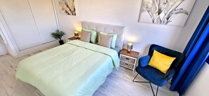 1 habitación, tabla de planchar con plancha y cuna de viaje 