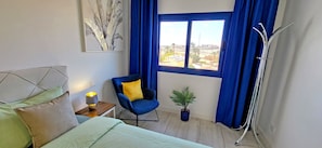 1 quarto, ferros/tábuas de passar roupa, berço de viagem