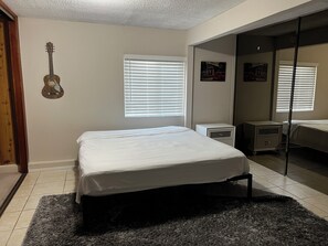 4 bedrooms, desk, iron/ironing board, free WiFi