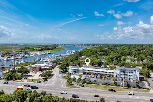 Luxurious -Wrightsville Beach - Pool, quiet end-unit, nearby dining and marinas!