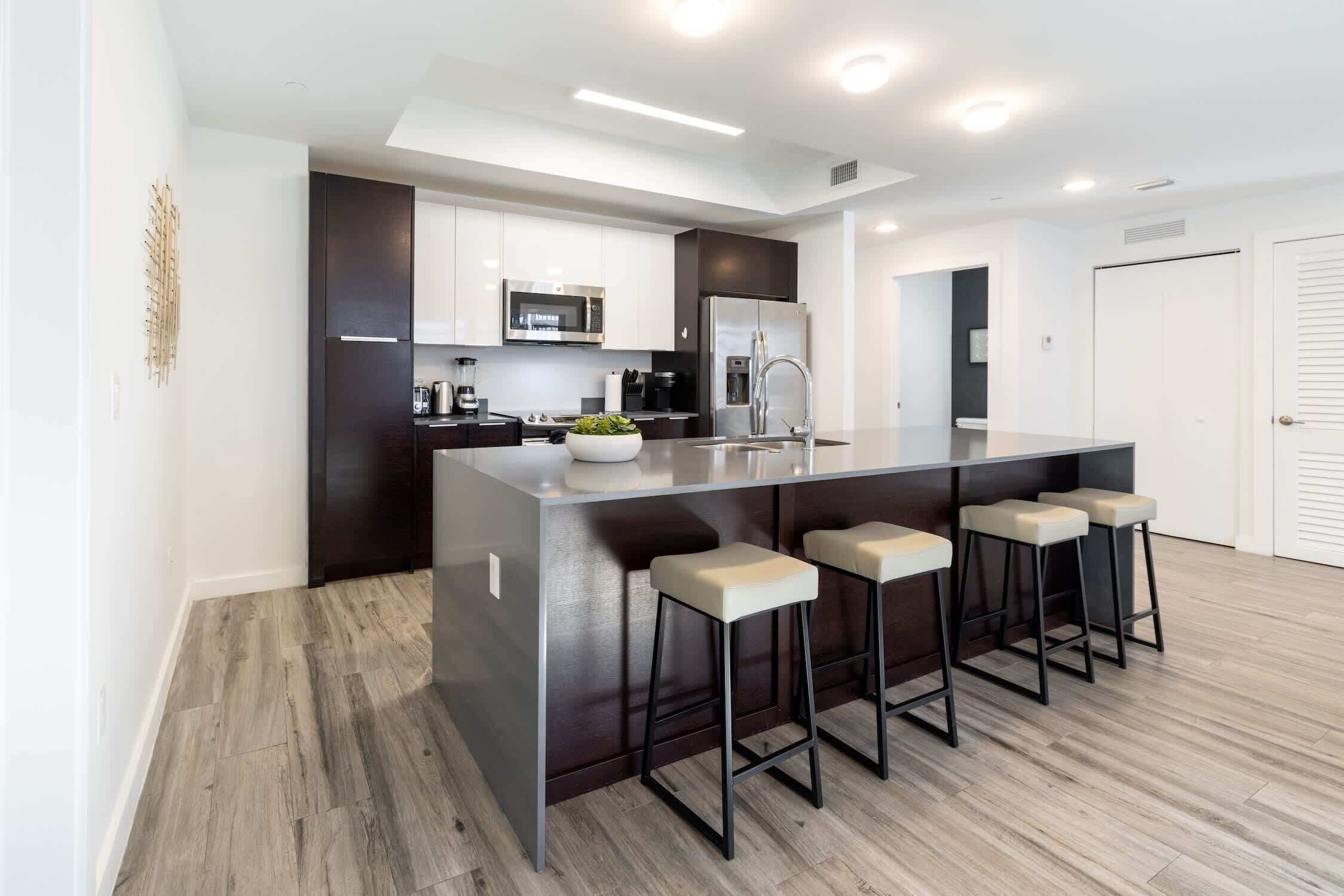 Réfrigérateur, micro-ondes, four, plaque de cuisson