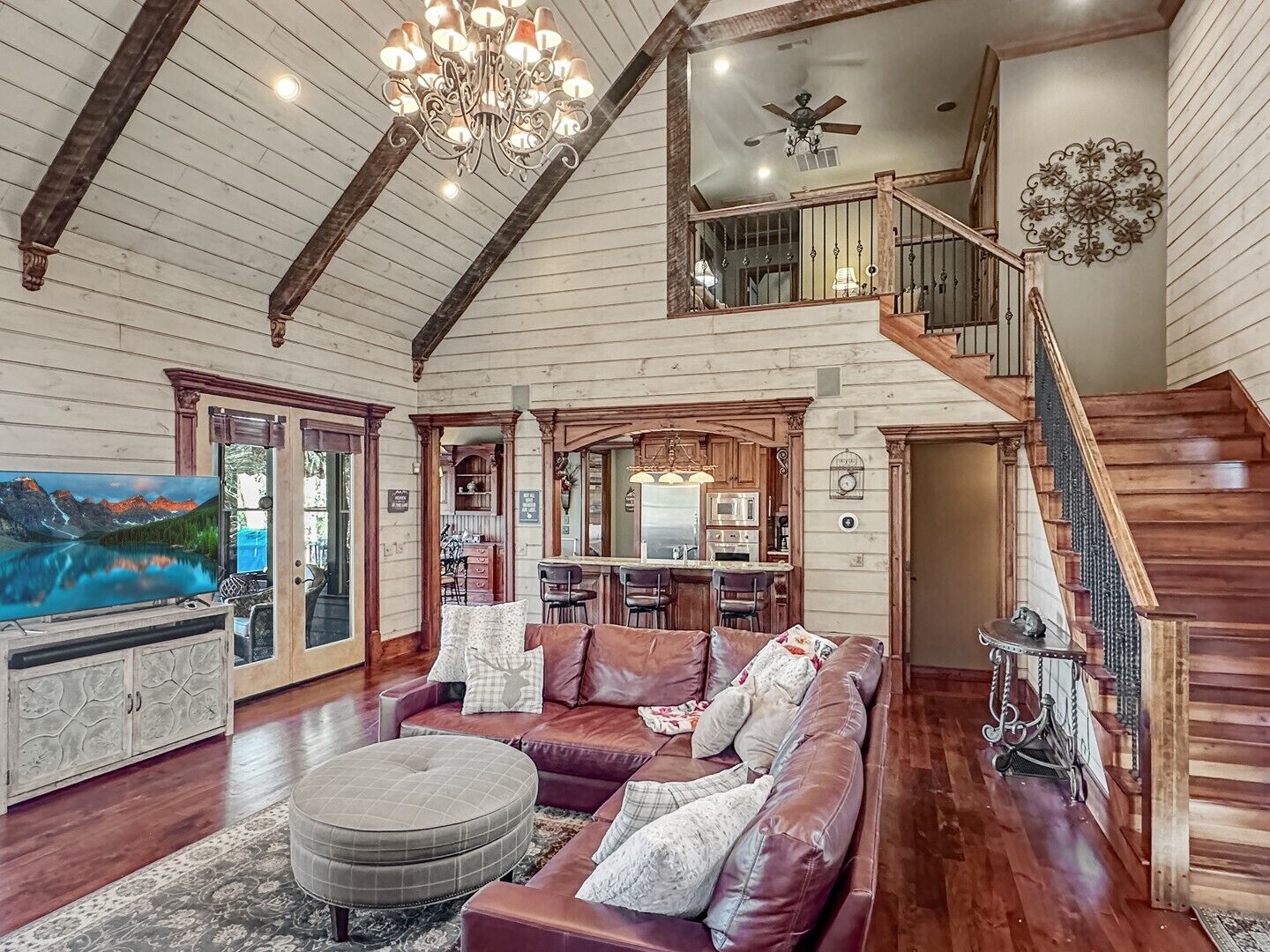 TV connectée, cheminée, chaîne hi-fi