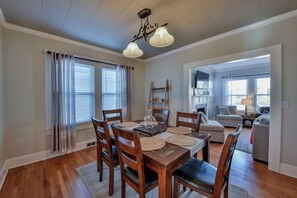 Dining - Uptown Charmer - Walk to shopping, restaurants, campus and more! (Tuscaloosa)