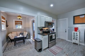 Interior - Uptown Charmer - Walk to shopping, restaurants, campus and more! (Tuscaloosa)