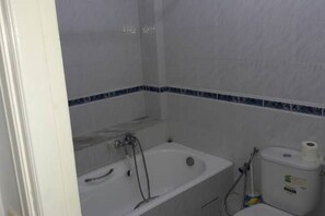 Sèche-cheveux, serviettes fournies, savon, papier toilette