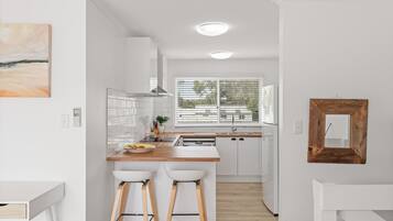 Frigorífico, microondas, horno y placa de cocina