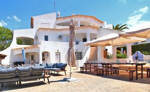 Outdoor dining - HUGE FAMILY FRIENDLY VILLA, 7 BEDROOMS, PRIVATE POOL, AIRCON, LARGE GARDENS (Albufeira)