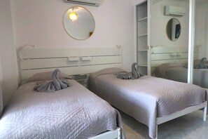 7 bedrooms, iron/ironing board, free WiFi, bed sheets - HUGE FAMILY FRIENDLY VILLA, 7 BEDROOMS, PRIVATE POOL, AIRCON, LARGE GARDENS (Albufeira)