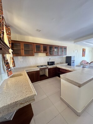 Full-size fridge, microwave, electric kettle, dining tables