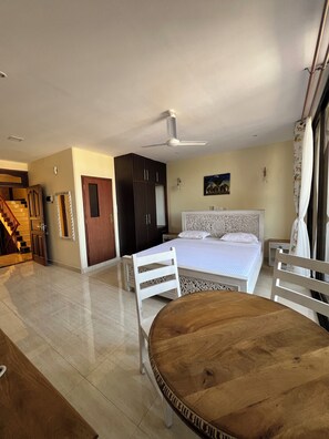 Premium bedding, desk, laptop workspace, free WiFi - Mulla Apartments  (Malindi)