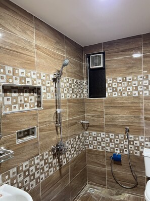 Shower, free toiletries, slippers, soap - Mulla Apartments  (Malindi)
