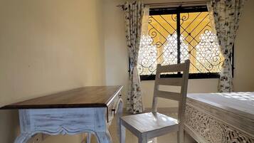 1 bedroom, premium bedding, desk, laptop workspace