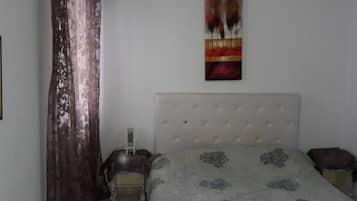 1 slaapkamer, een strijkplank/strijkijzer, wifi, beddengoed