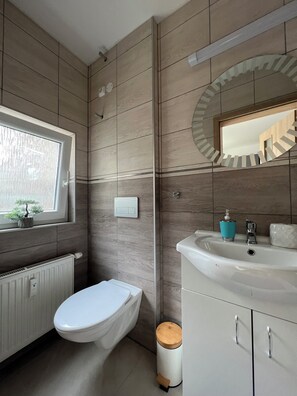 Douche, sèche-cheveux, serviettes fournies, savon