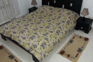 2 عدّة غرف نوم ومكواة/لوح كي وواي فاي وملاءات أسرّة