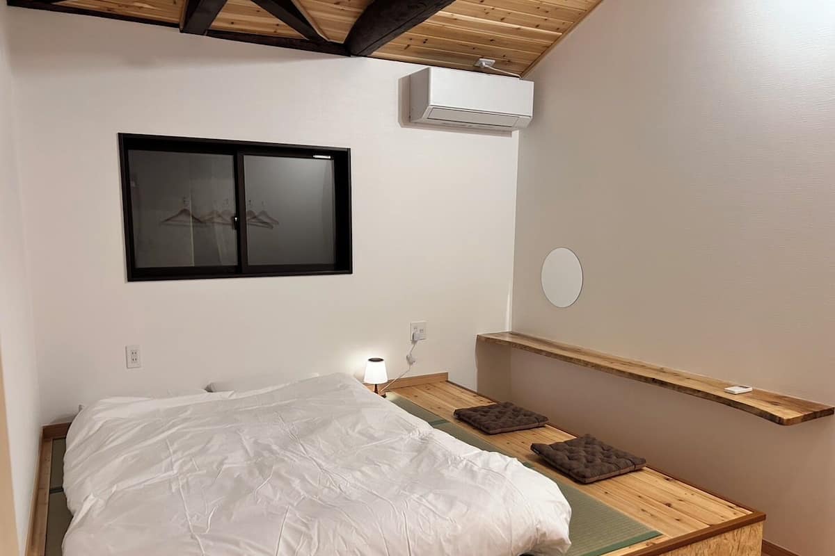 Minibar, coffres-forts dans les chambres, bureau, rideaux occultants