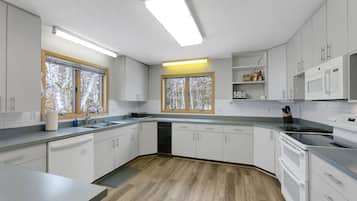 House, Multiple Bedrooms | Private kitchen | Fridge, oven, coffee/tea maker, toaster