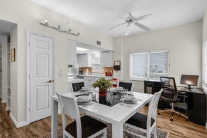 Condo, 2 phòng ngủ | Khu ăn uống