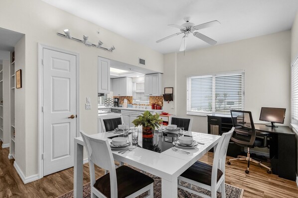 Condo, 2 Bedrooms | Dining