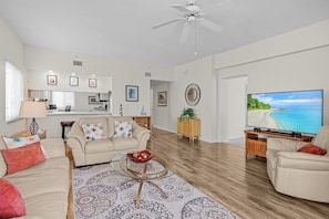 Apartment, 2Â Schlafzimmer | Wohnbereich | Smart-TV