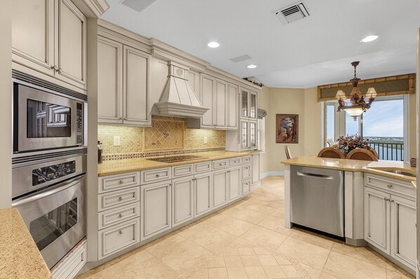 Condo, 3 Bedrooms | Private kitchen | Fridge, oven, coffee/tea maker, toaster
