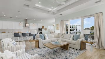 House, 6 Bedrooms | Living area | Smart TV