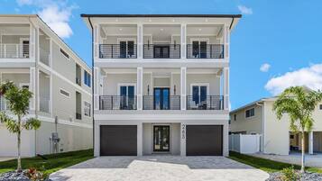 House, 6 Bedrooms | Exterior