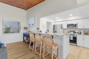 House, 3 Bedrooms | Private kitchen | Fridge, oven, coffee/tea maker, toaster