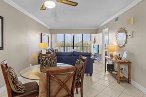 コンドミニアム 2 ベッドルーム | リビング エリア