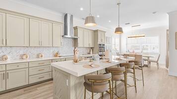 House, 6 Bedrooms | Dining