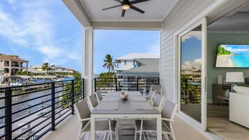 House, 6 Bedrooms | Outdoor dining