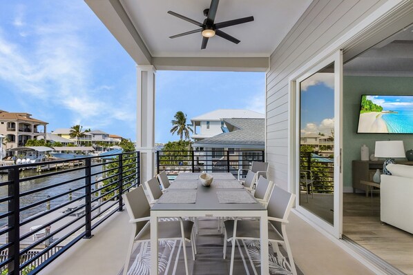 House, 6 Bedrooms | Outdoor dining