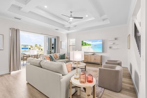 ハウス 6 ベッドルーム | リビング エリア | スマートテレビ