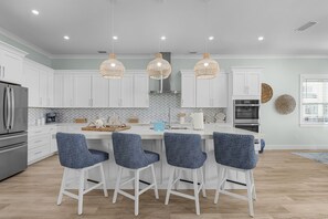 House, 6 Bedrooms | Private kitchen