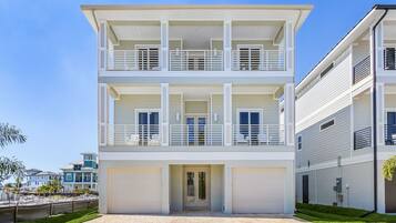 House, 6 Bedrooms | Exterior