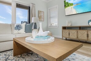 House, 6 Bedrooms | Living area