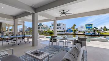 House, 6 Bedrooms | Outdoor dining