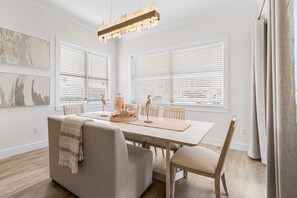 House, 6 Bedrooms | Dining