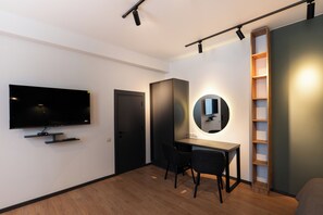 Comfort Studio Suite | Laptop workspace, iron/ironing board, free WiFi, bed sheets