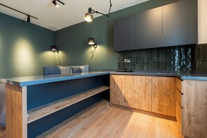 Comfort-studiosuite | Privat køkken | Minikøleskab, kogeplade, køkkentøj/tallerkener/redskaber