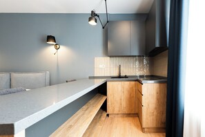 Deluxe-studiosuite - balkon | Privat køkken | Minikøleskab, kogeplade, køkkentøj/tallerkener/redskaber