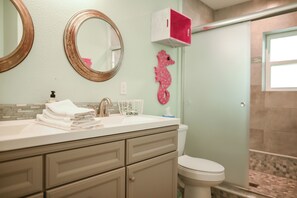 Sèche-cheveux, serviettes fournies, shampoing, papier toilette